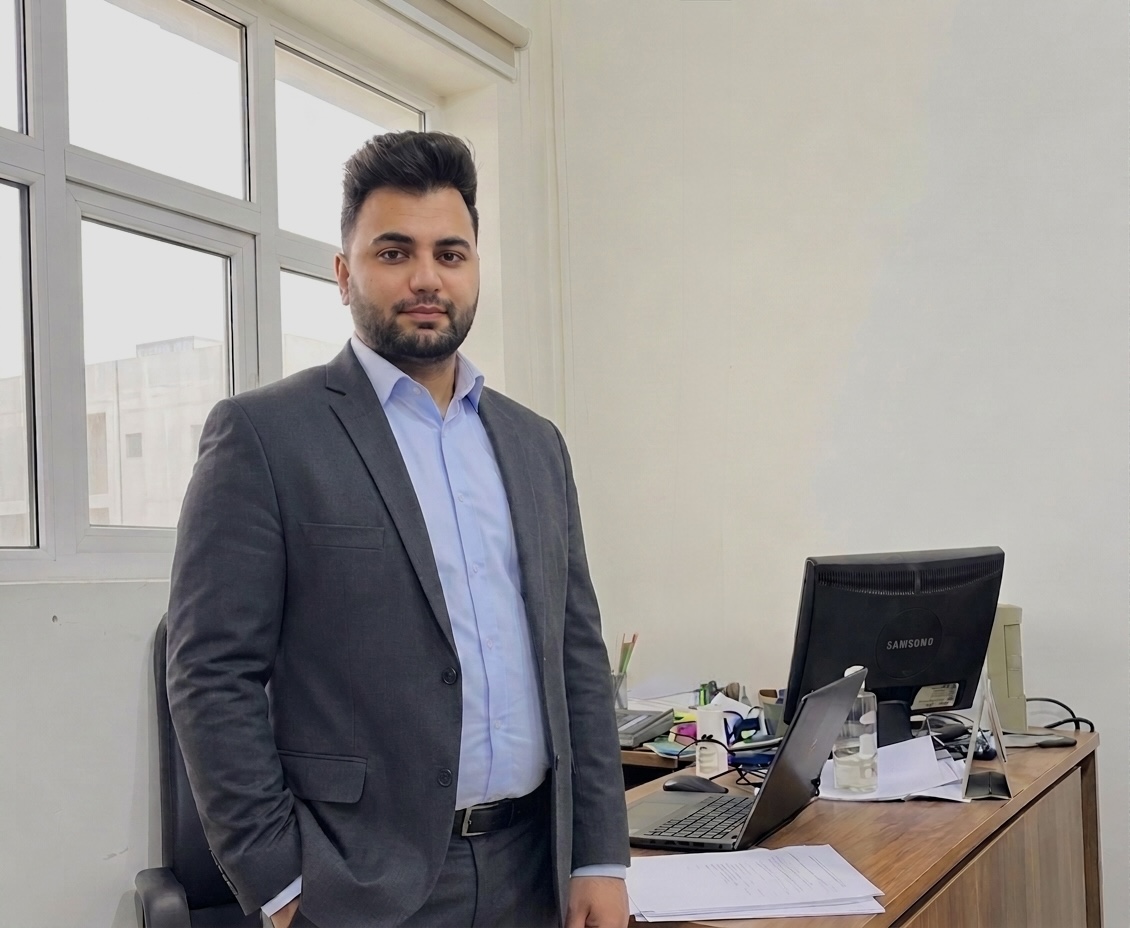 محمد منصوری معاون دبیرستان خیام