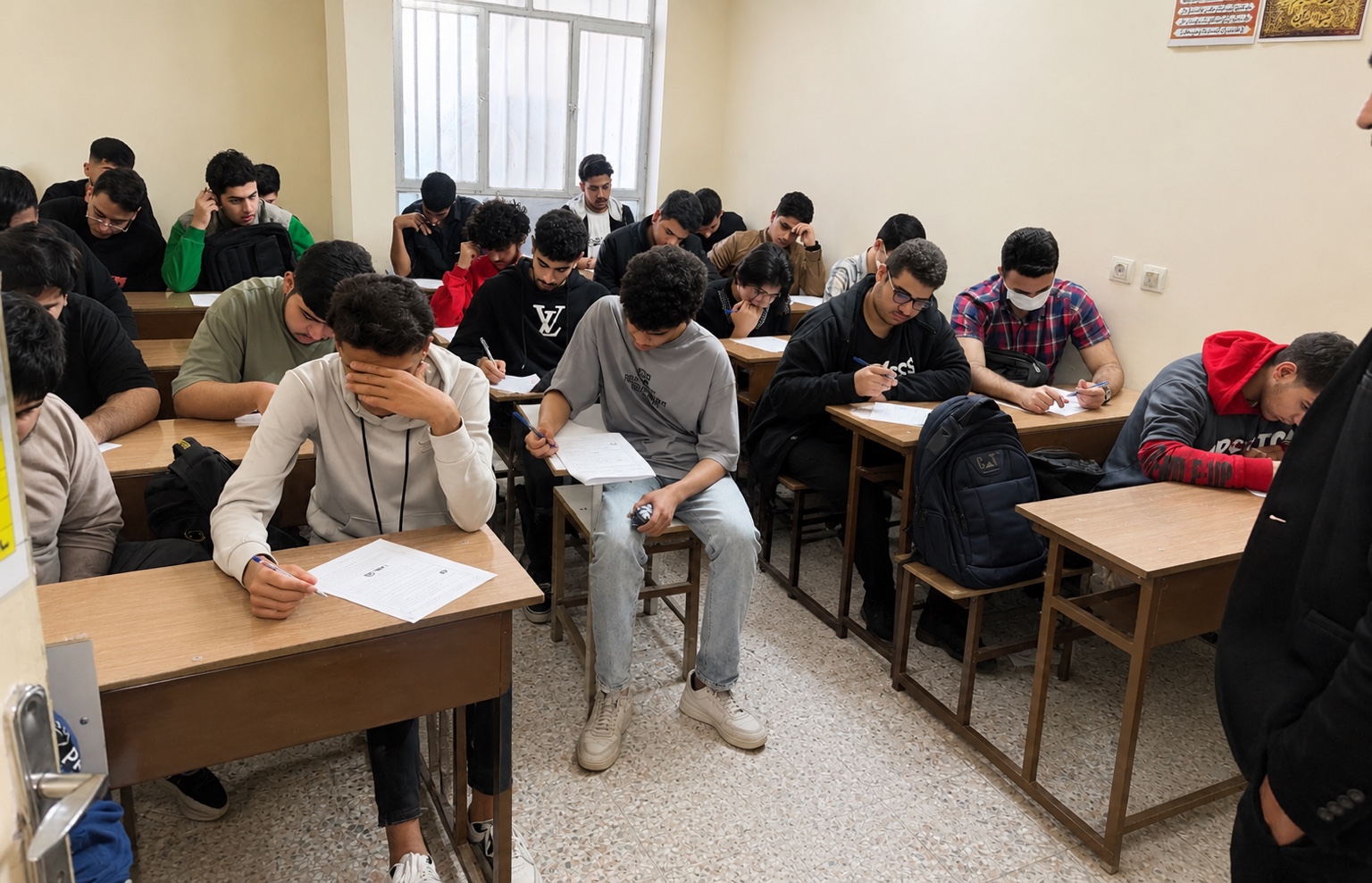 جلسه امتحان دانشآموزان دبیرستان خیام